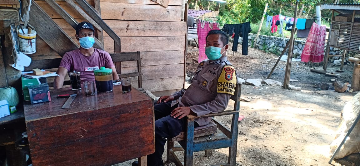 Bhabinkamtibmas Polsek Mengkendek Door to door di wilayah binaan