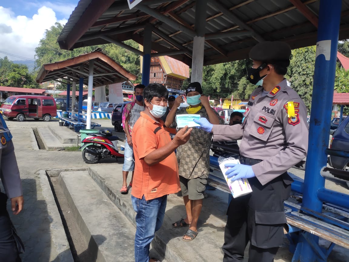Bhabinkamtibmas Polsek Mengkendek Door to door di wilayah binaan