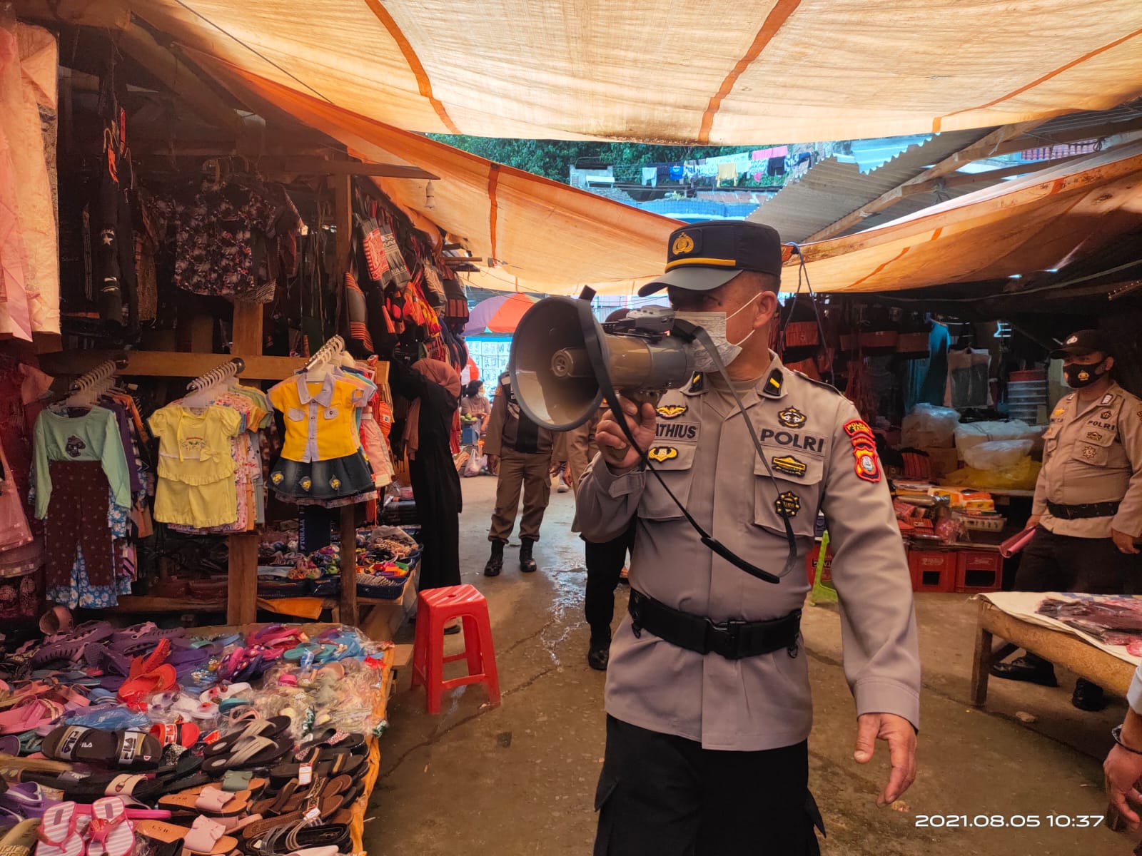 Bhabinkamtibmas Polsek Mengkendek Door to door di wilayah binaan