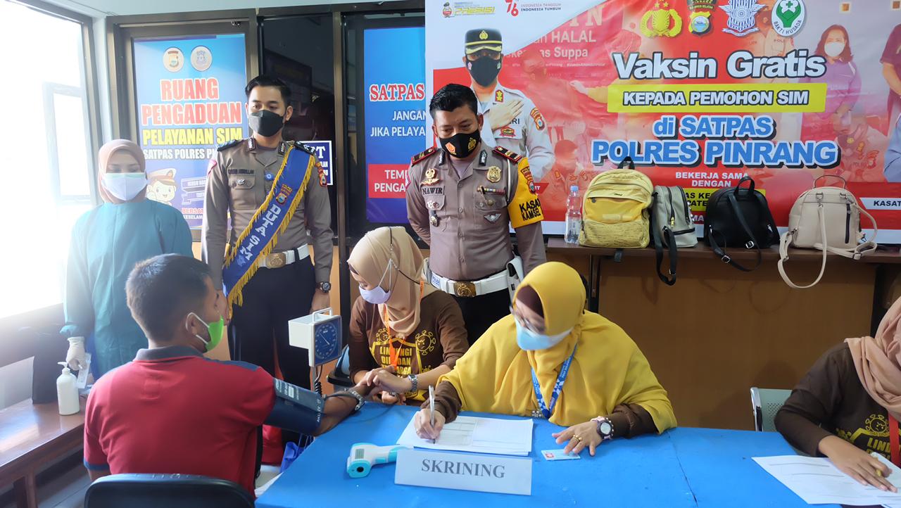 Satpas Polres Pinrang Beri Vaksin Gratis Kepada Pemohon SIM
