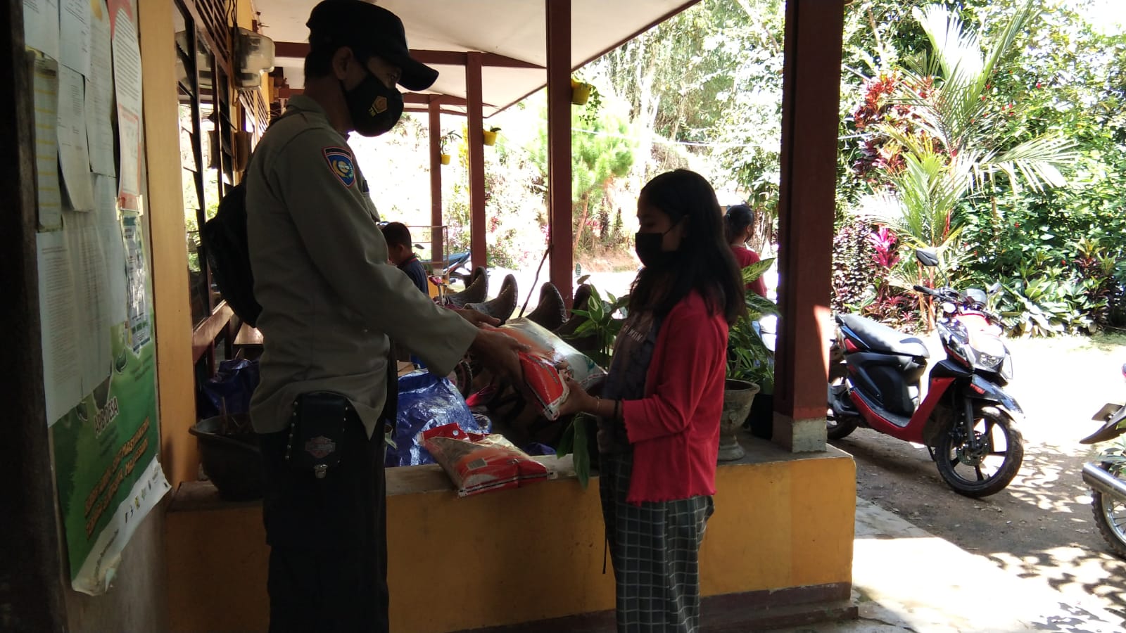 Bhabinkamtibmas Polsek Mengkendek Door to door di wilayah binaan