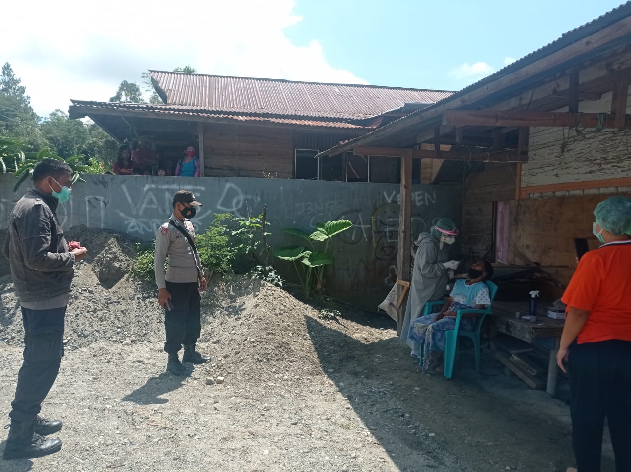 Bhabinkamtibmas Polsek Mengkendek Door to door di wilayah binaan