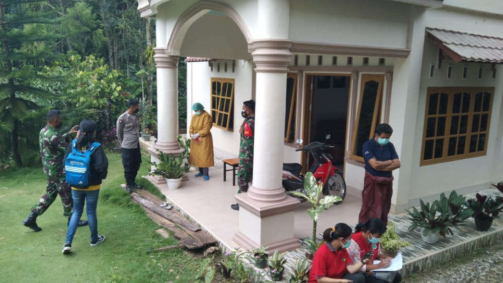 Bhabinkamtibmas Polsek Mengkendek Door to door di wilayah binaan