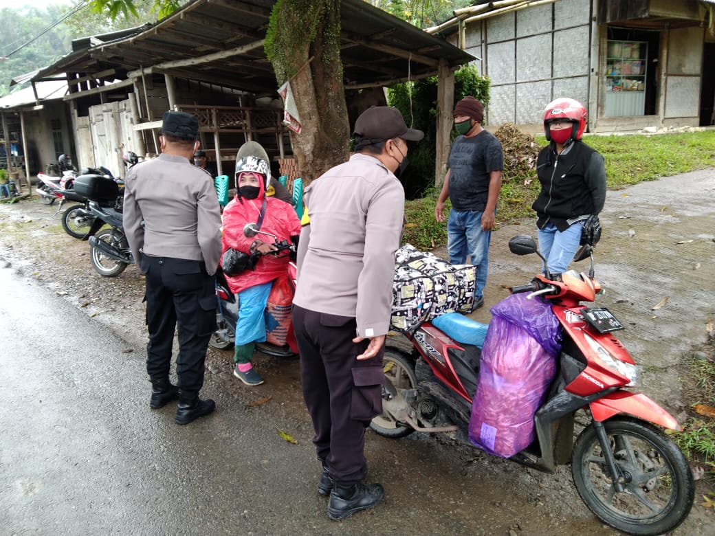 Bhabinkamtibmas Koordinasi Dengan Ketua Tim Vaksinator PKM Rante Alang