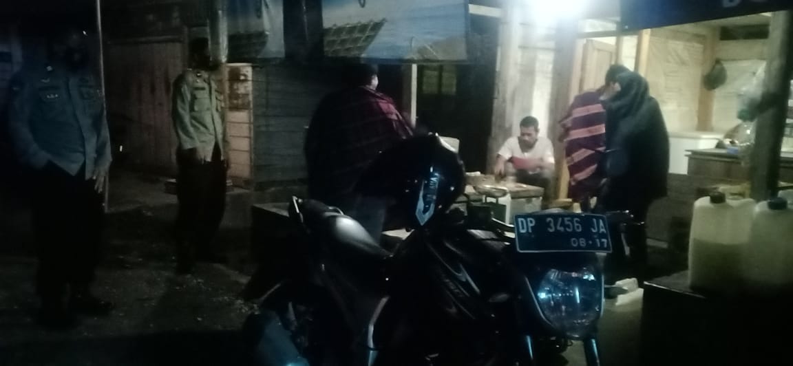 Bhabinkamtibmas Dan Satgas Kelurahan Tampo Sterilisasi Rumah Warga