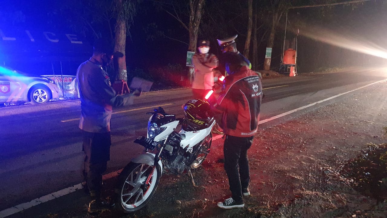 Bhabinkamtibmas Dan Satgas Kelurahan Tampo Sterilisasi Rumah Warga