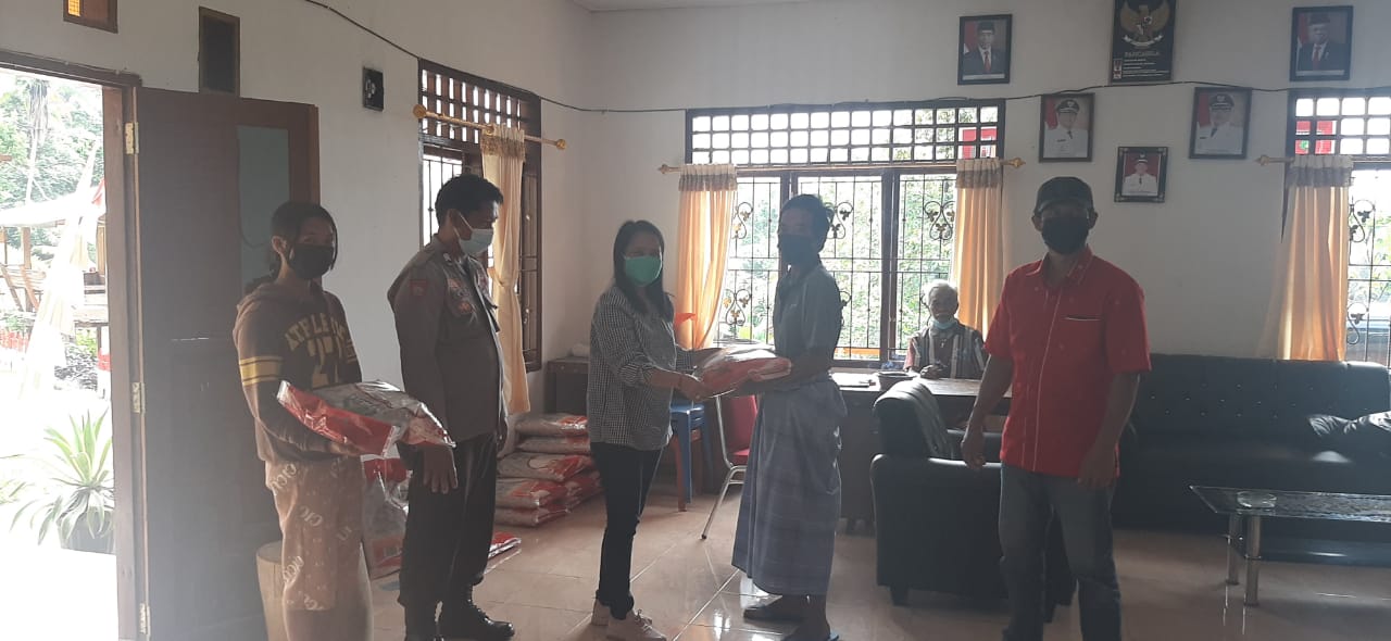 Bhabinkamtibmas Koordinasi Dengan Ketua Tim Vaksinator PKM Rante Alang