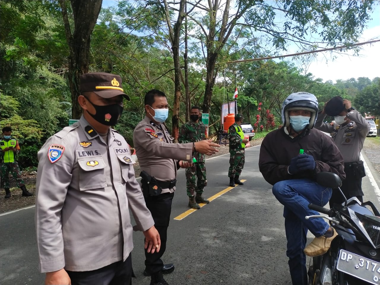 Bhabinkamtibmas Koordinasi Dengan Ketua Tim Vaksinator PKM Rante Alang