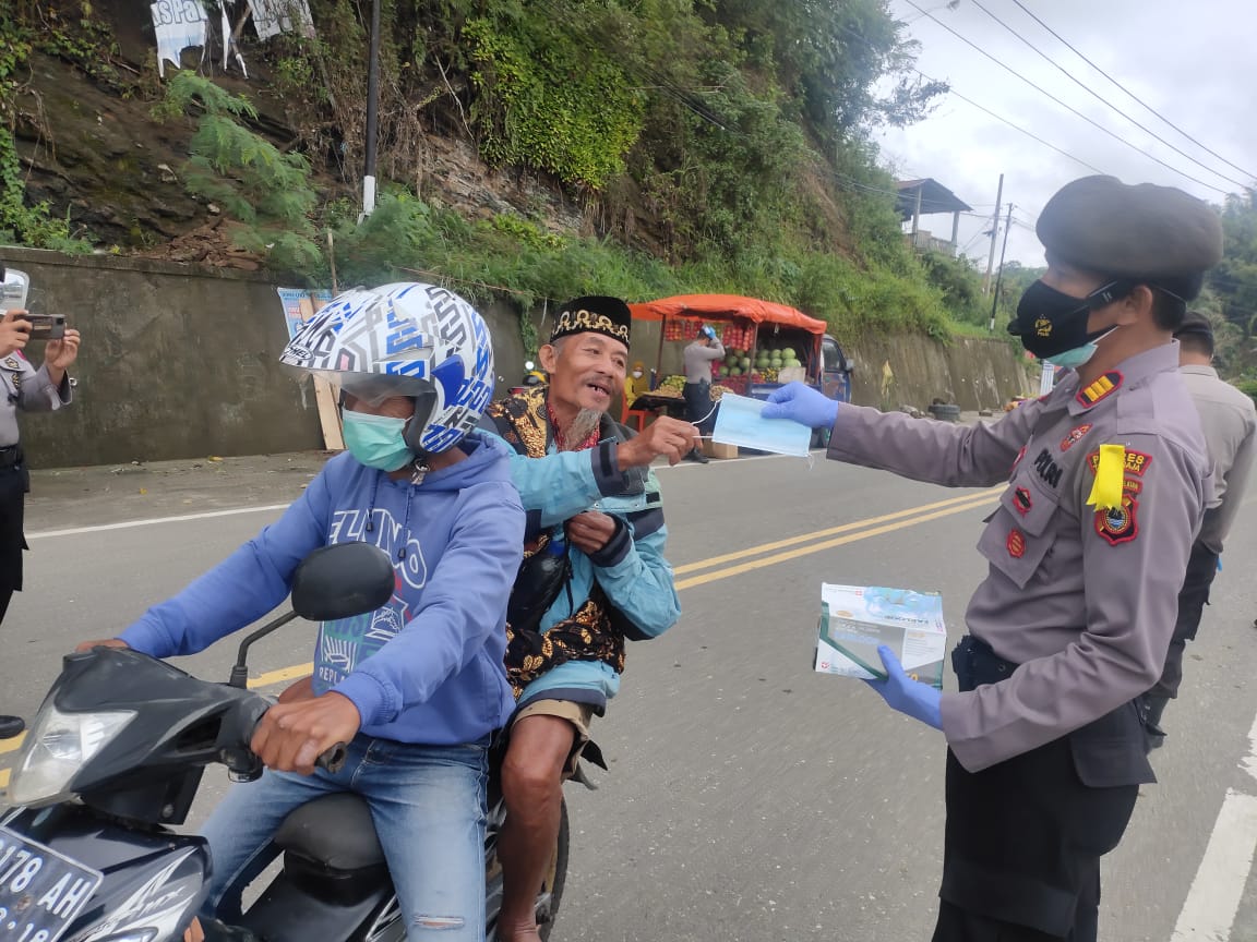 Bhabinkamtibmas Koordinasi Dengan Ketua Tim Vaksinator PKM Rante Alang
