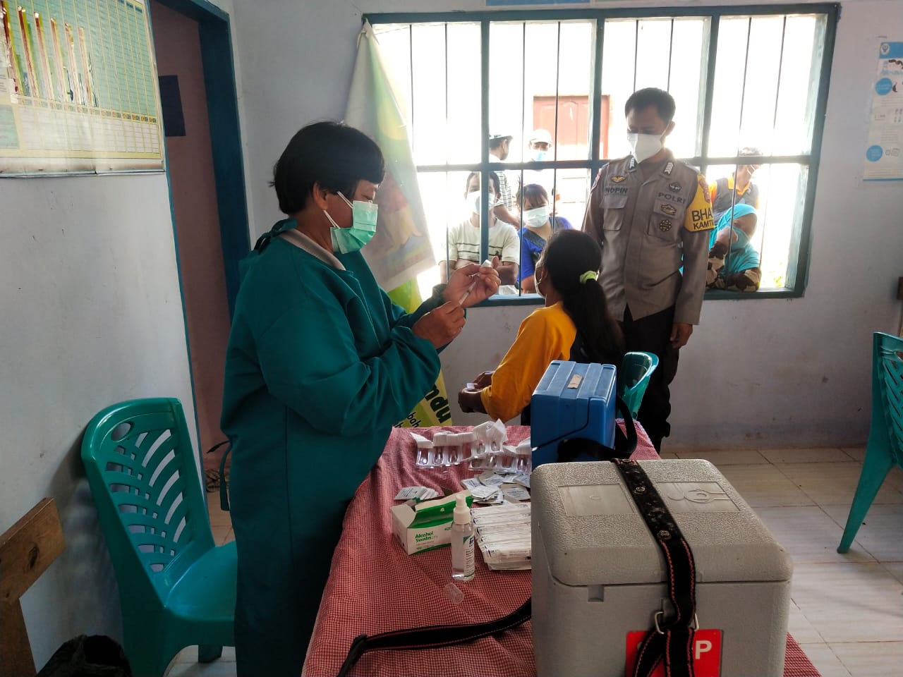 Bhabinkamtibmas Koordinasi Dengan Ketua Tim Vaksinator PKM Rante Alang