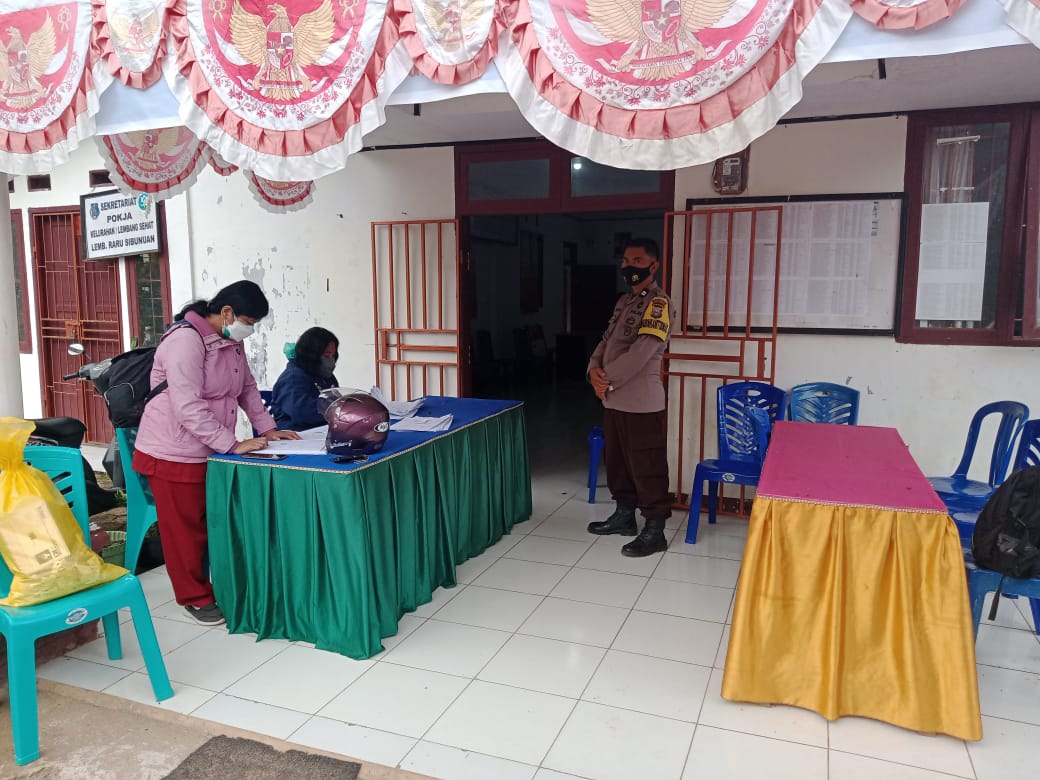 Bhabinkamtibmas Koordinasi Dengan Ketua Tim Vaksinator PKM Rante Alang