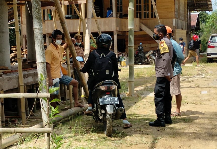 Bhabinkamtibmas Koordinasi Dengan Ketua Tim Vaksinator PKM Rante Alang