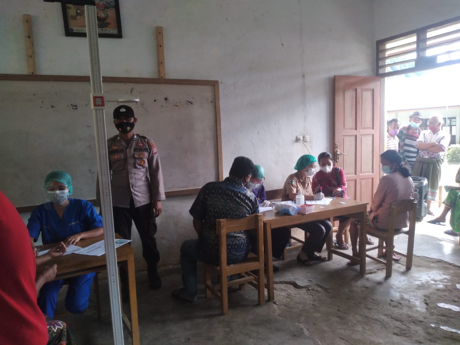 Bhabinkamtibmas Koordinasi Dengan Ketua Tim Vaksinator PKM Rante Alang