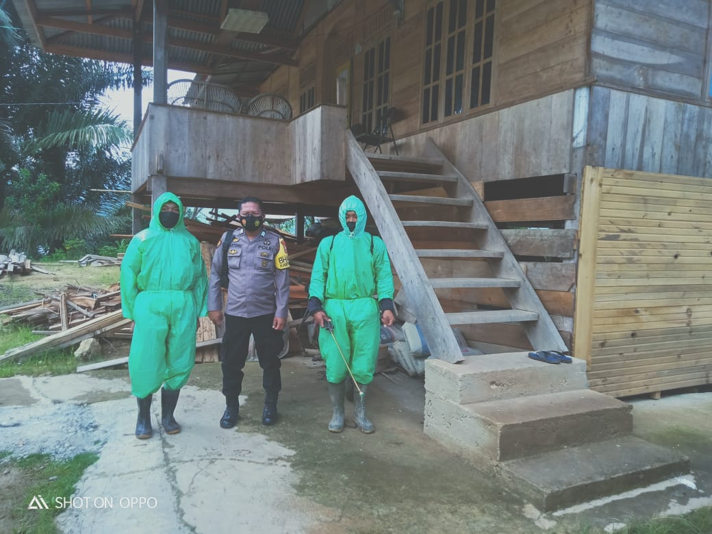 Bhabinkamtibmas Dan Satgas Kelurahan Tampo Sterilisasi Rumah Warga