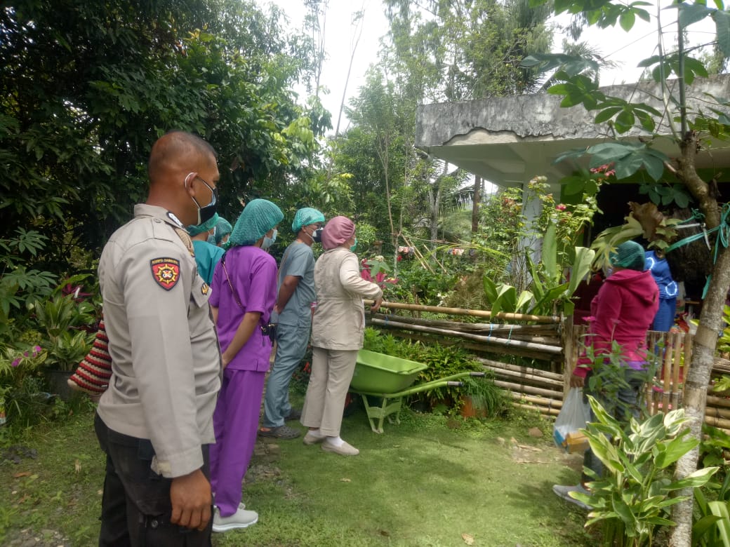 Bhabinkamtibmas Dan Satgas Kelurahan Tampo Sterilisasi Rumah Warga