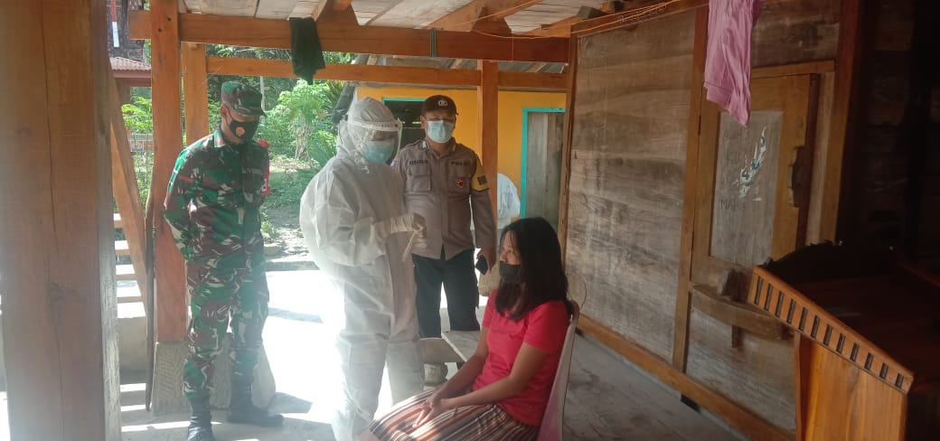 Bhabinkamtibmas Dan Satgas Kelurahan Tampo Sterilisasi Rumah Warga