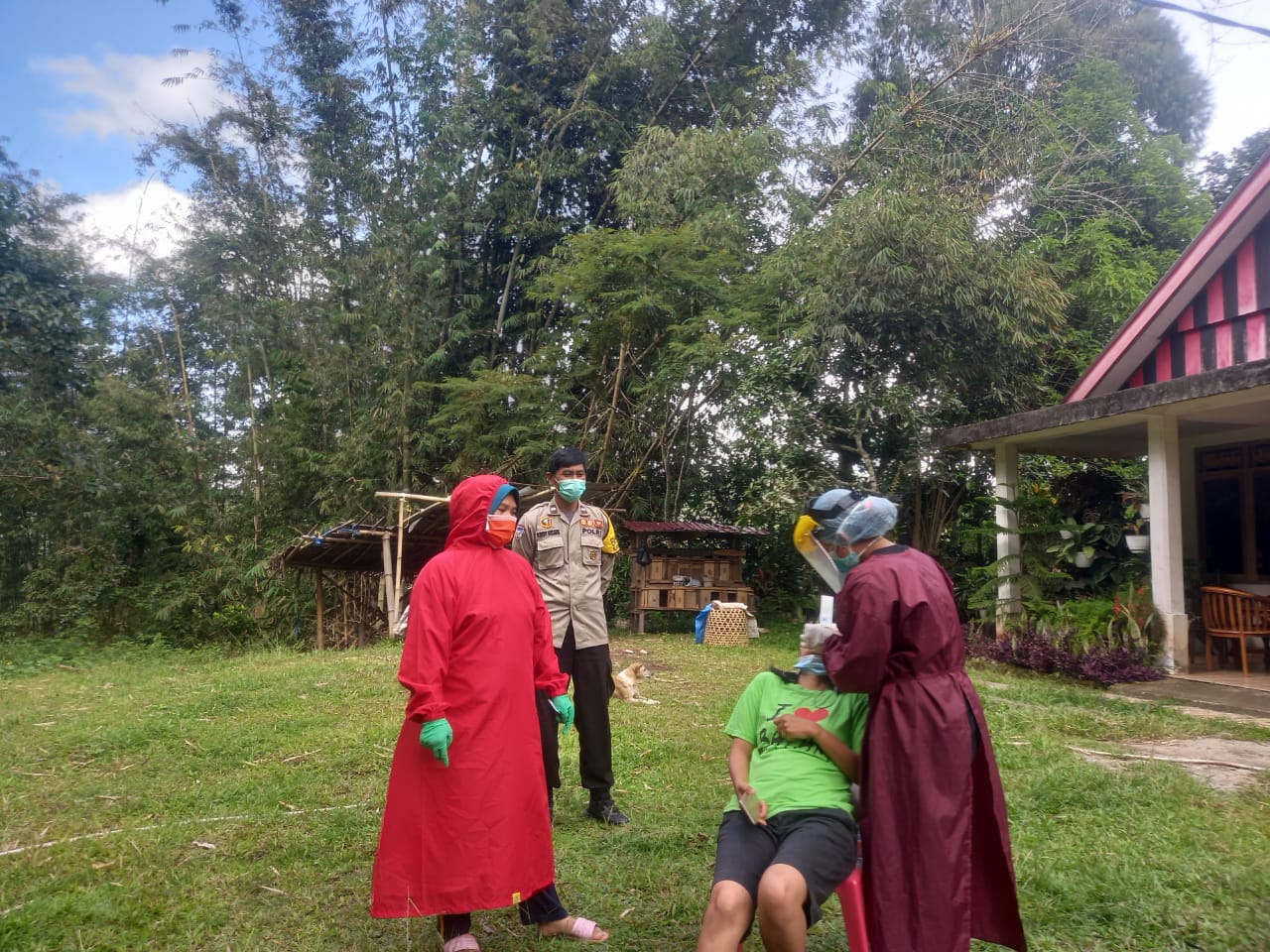 Bhabinkamtibmas Dan Satgas Kelurahan Tampo Sterilisasi Rumah Warga