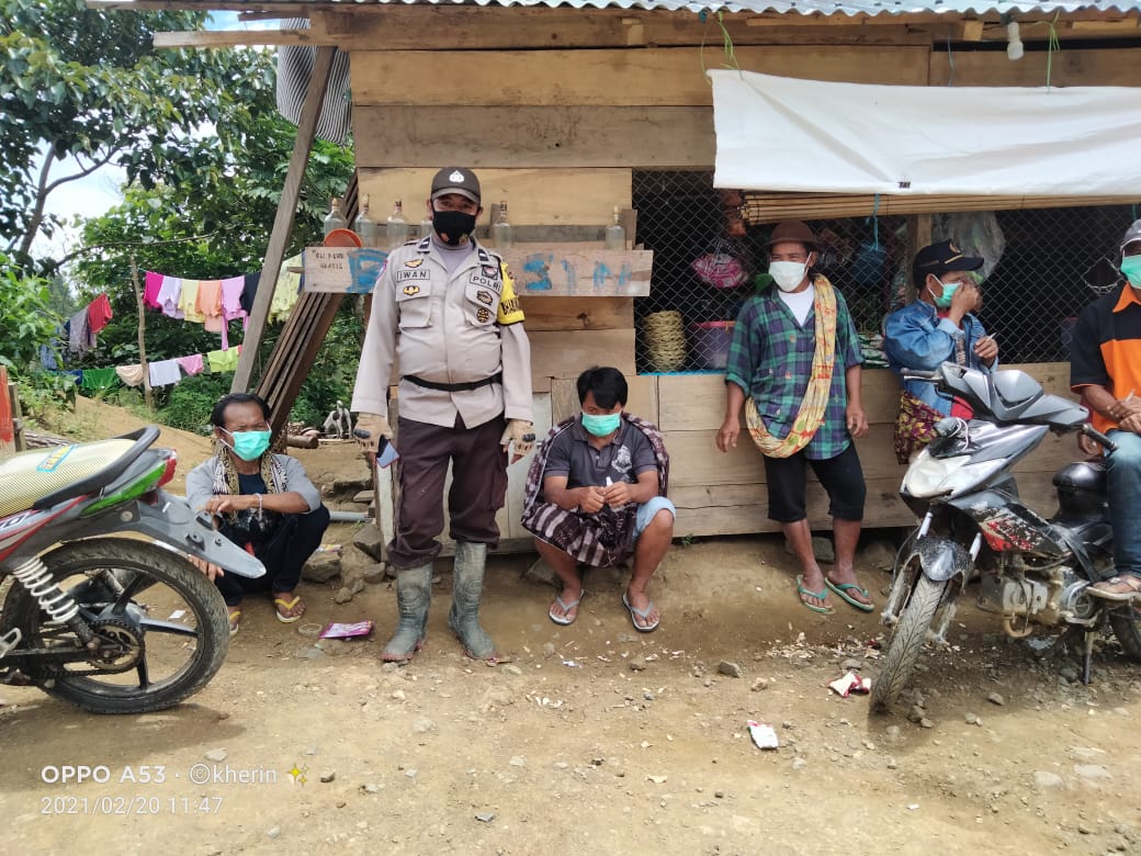 Bhabinkamtibmas Dan Satgas Kelurahan Tampo Sterilisasi Rumah Warga