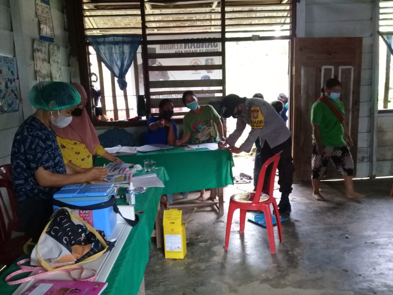 Bhabinkamtibmas Dan Satgas Kelurahan Tampo Sterilisasi Rumah Warga