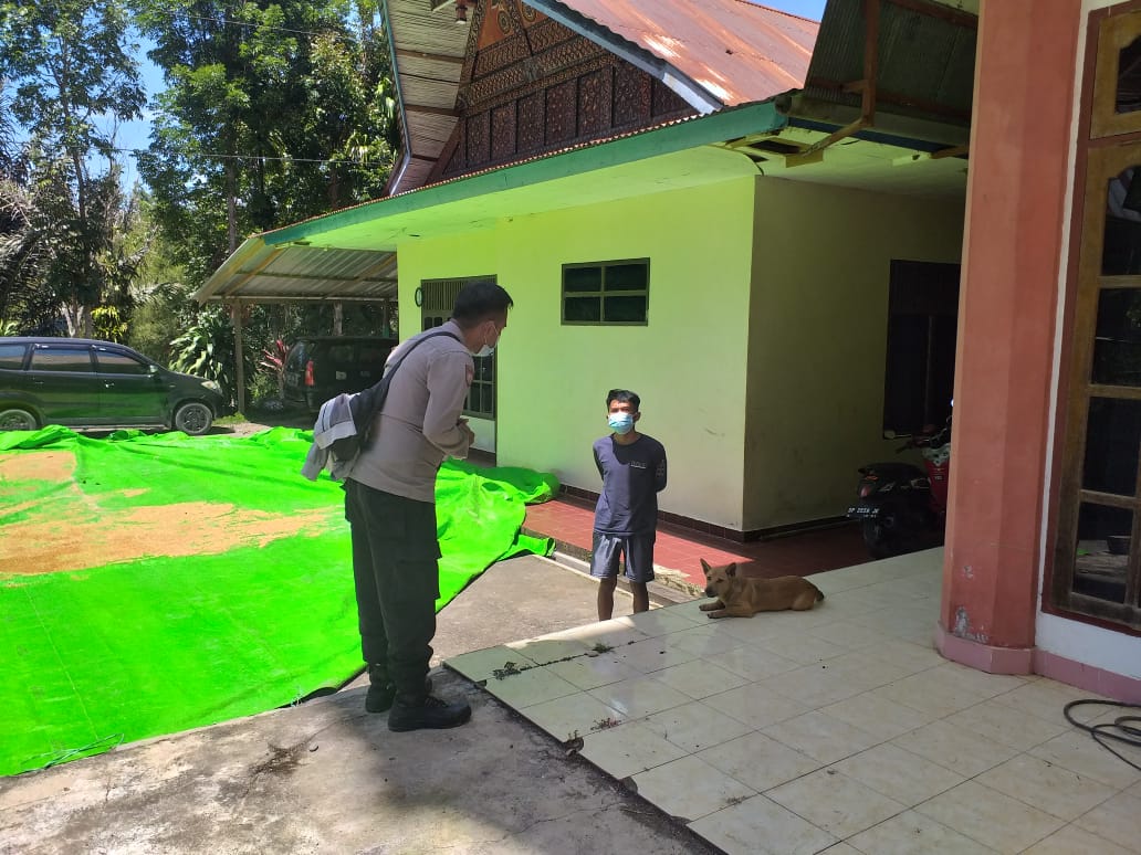 Bhabinkamtibmas Dan Satgas Kelurahan Tampo Sterilisasi Rumah Warga