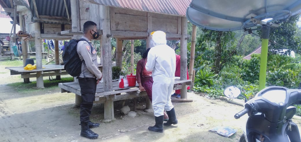 Bhabinkamtibma Bekerjasama Dengan Puskesmas dalam Penerapan PPKM Mikro
