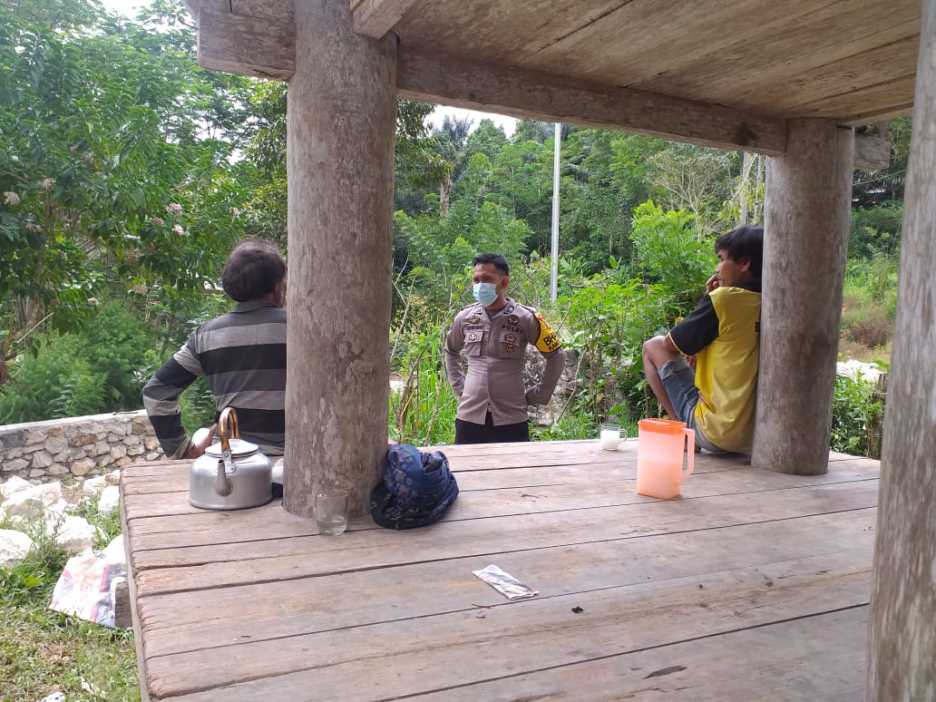 Bhabinkamtibma Bekerjasama Dengan Puskesmas dalam Penerapan PPKM Mikro