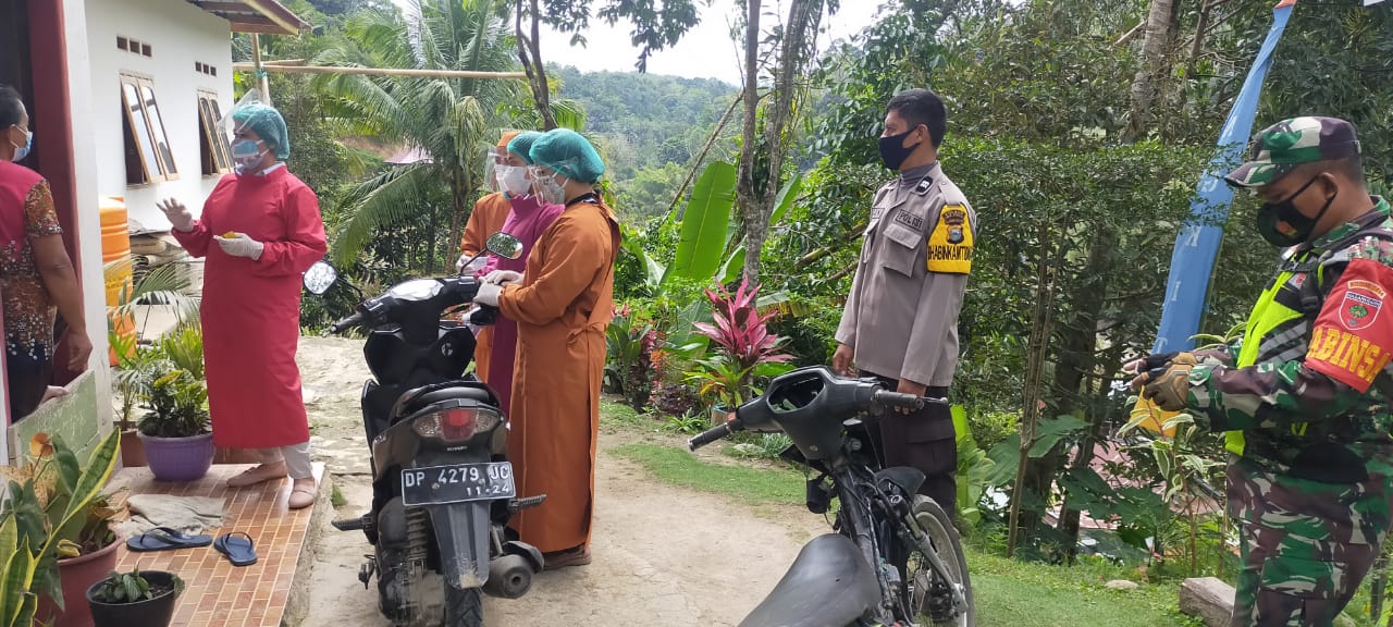 Bhabinkamtibma Bekerjasama Dengan Puskesmas dalam Penerapan PPKM Mikro