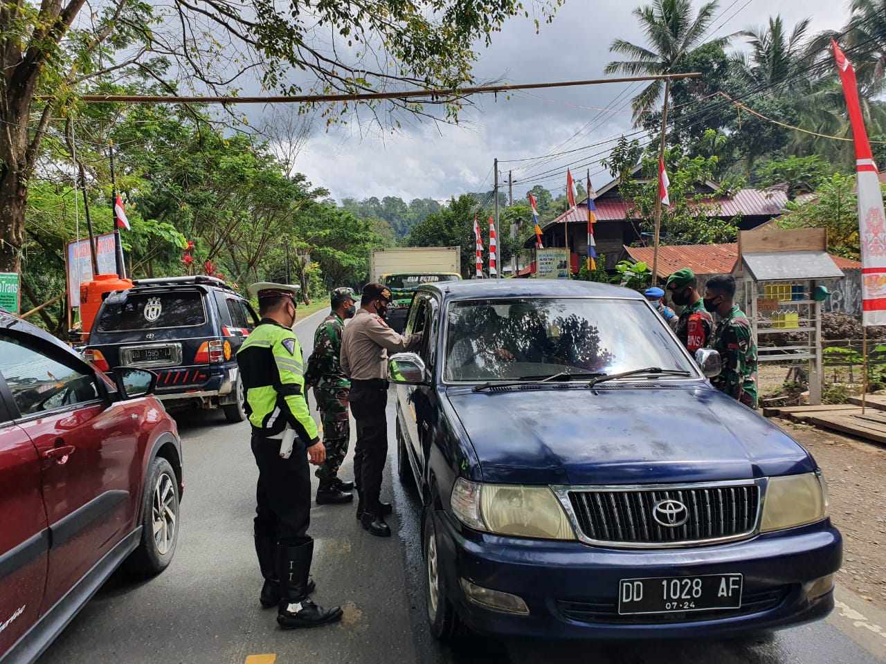 Personil Polsek Sangalla Mediasi Kesalapahaman di Lembang Tokesan