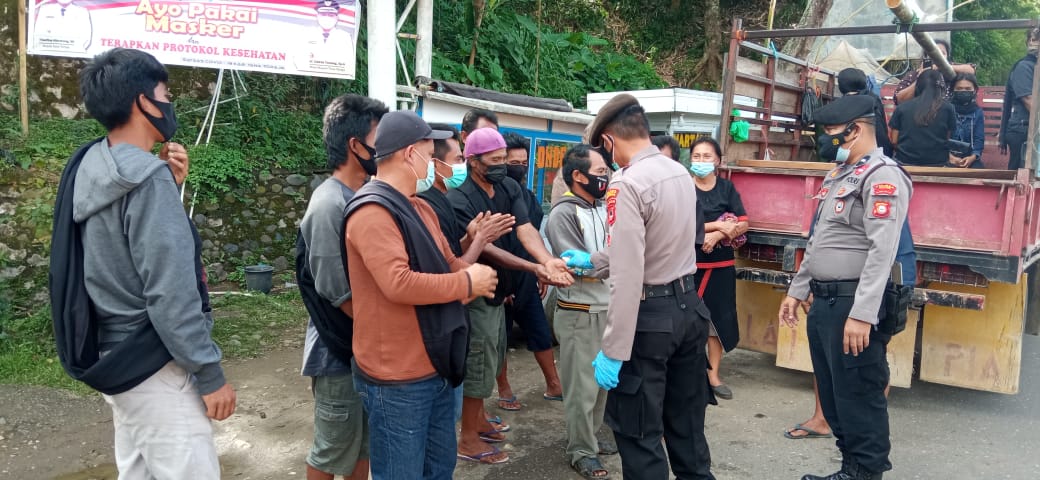 Bhabinkamtibmas Polsek Mengkendek Sambang di wilayah binaan