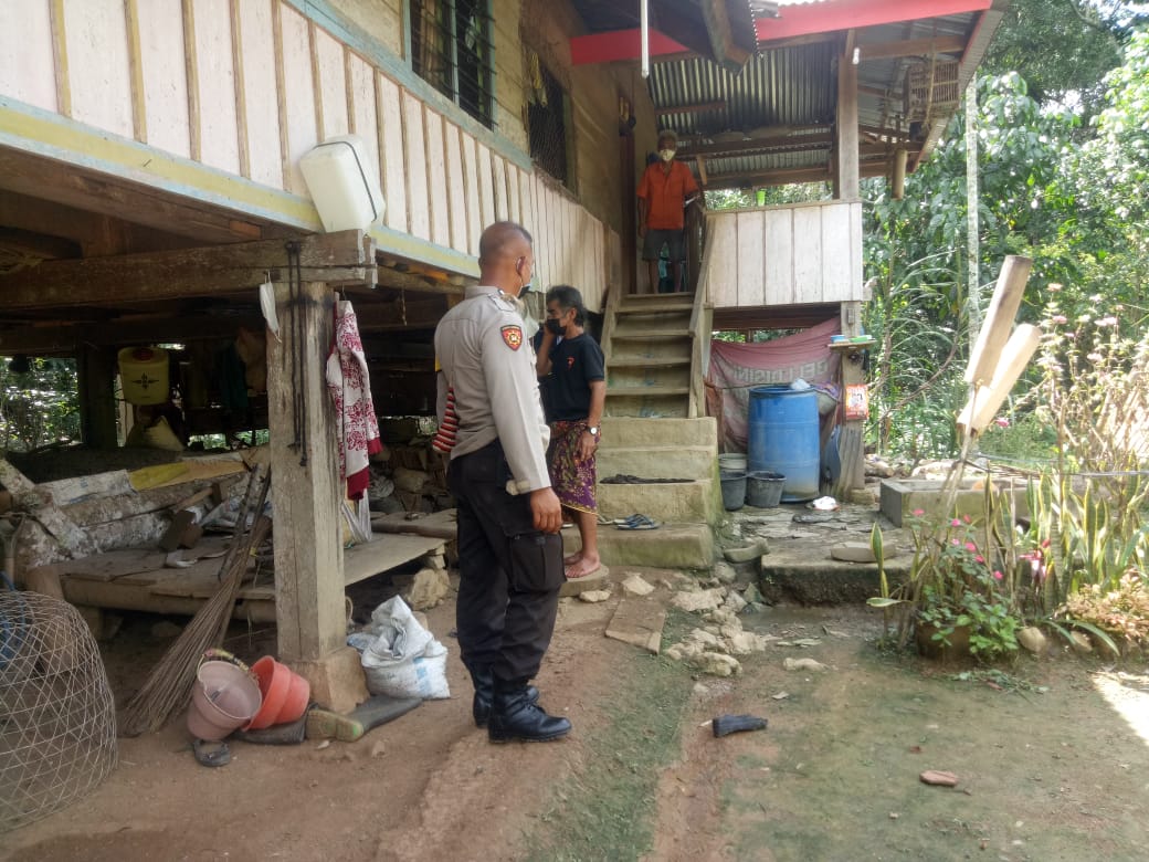 Bhabinkamtibmas Polsek Makale Sambang Warga Isoman