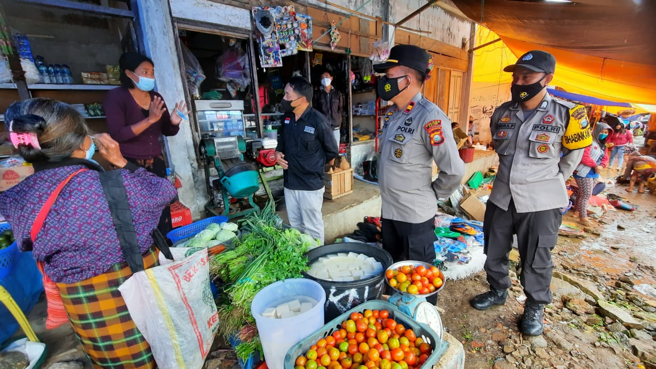 Bhabinkamtibmas Polsek Makale Sambang Warga Isoman