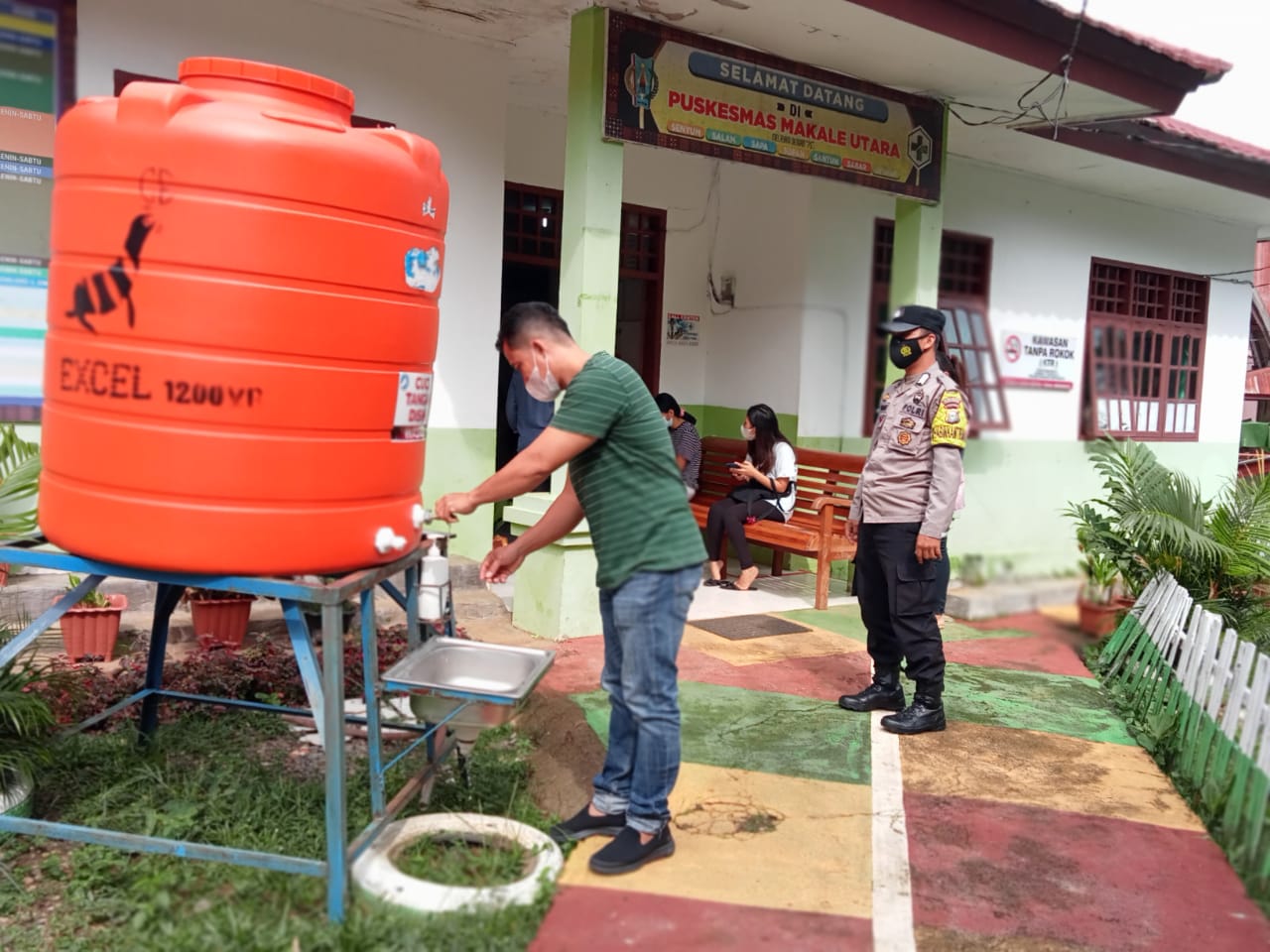 Bhabinkamtibmas Polsek Makale Sambang Warga Isoman