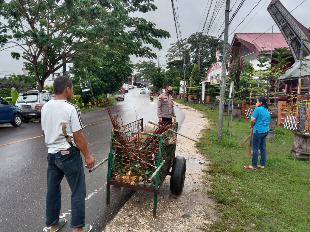 Bhabinkamtibmas Polsek Mengkendek Sambang di wilayah binaan