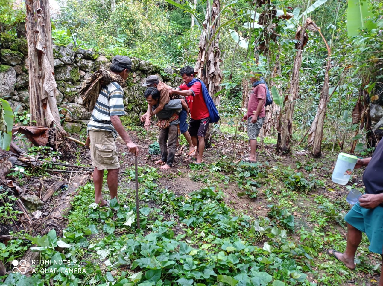 Bhabinkamtibmas Polsek Makale Sambang Warga Isoman
