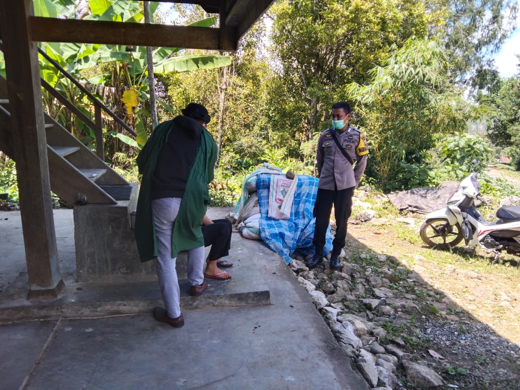 Bhabinkamtibmas Polsek Makale Sambang Warga Isoman