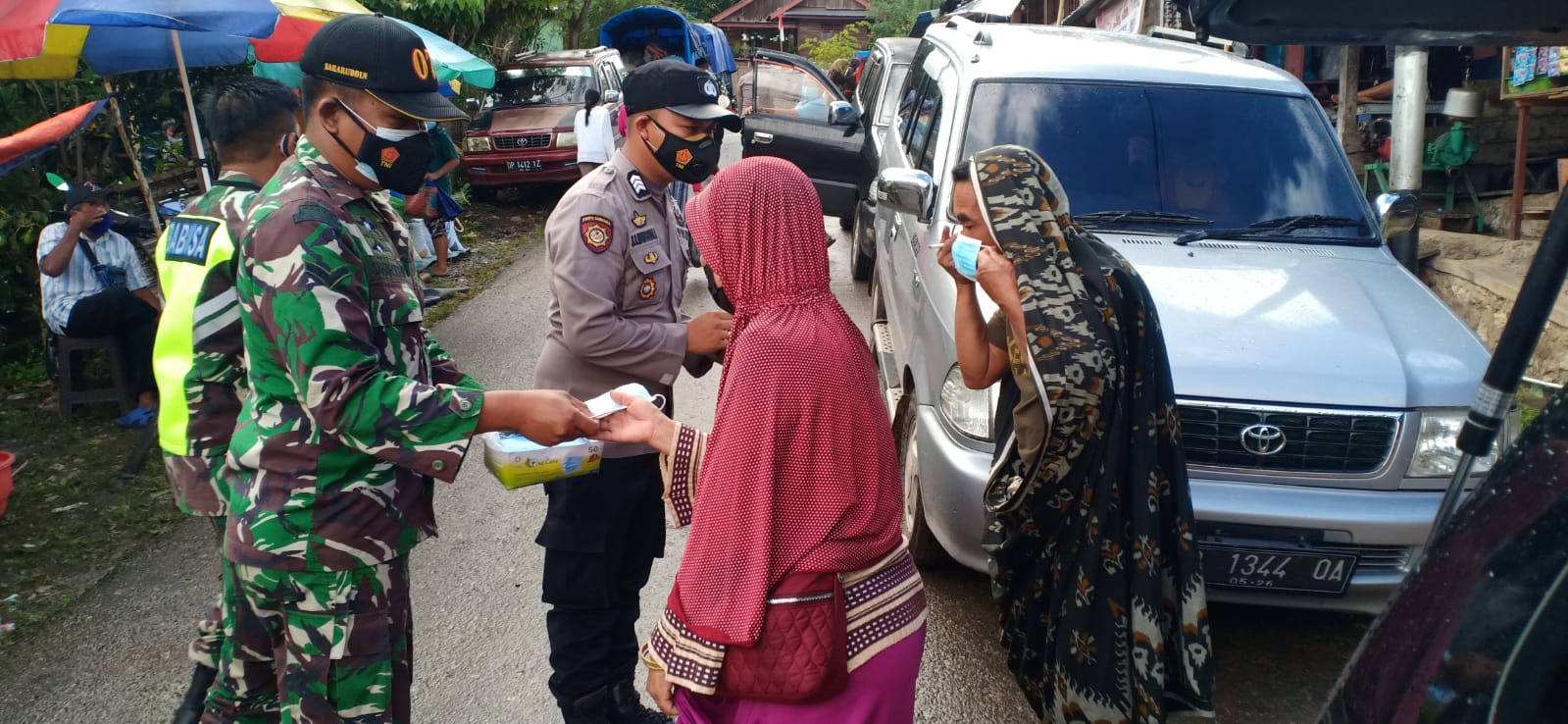 Bhabinkamtibmas Polsek Makale Sambang Warga Isoman