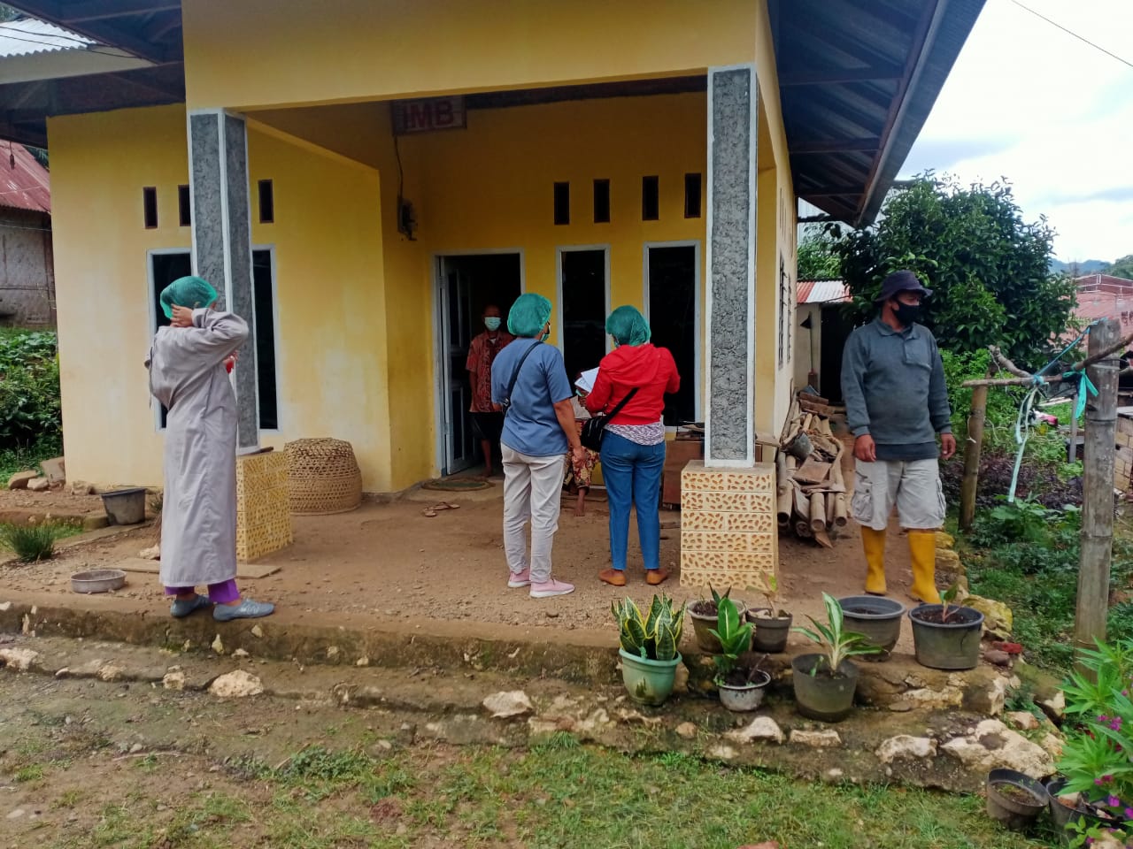 Bhabinkamtibmas Polsek Makale Sambang Warga Isoman