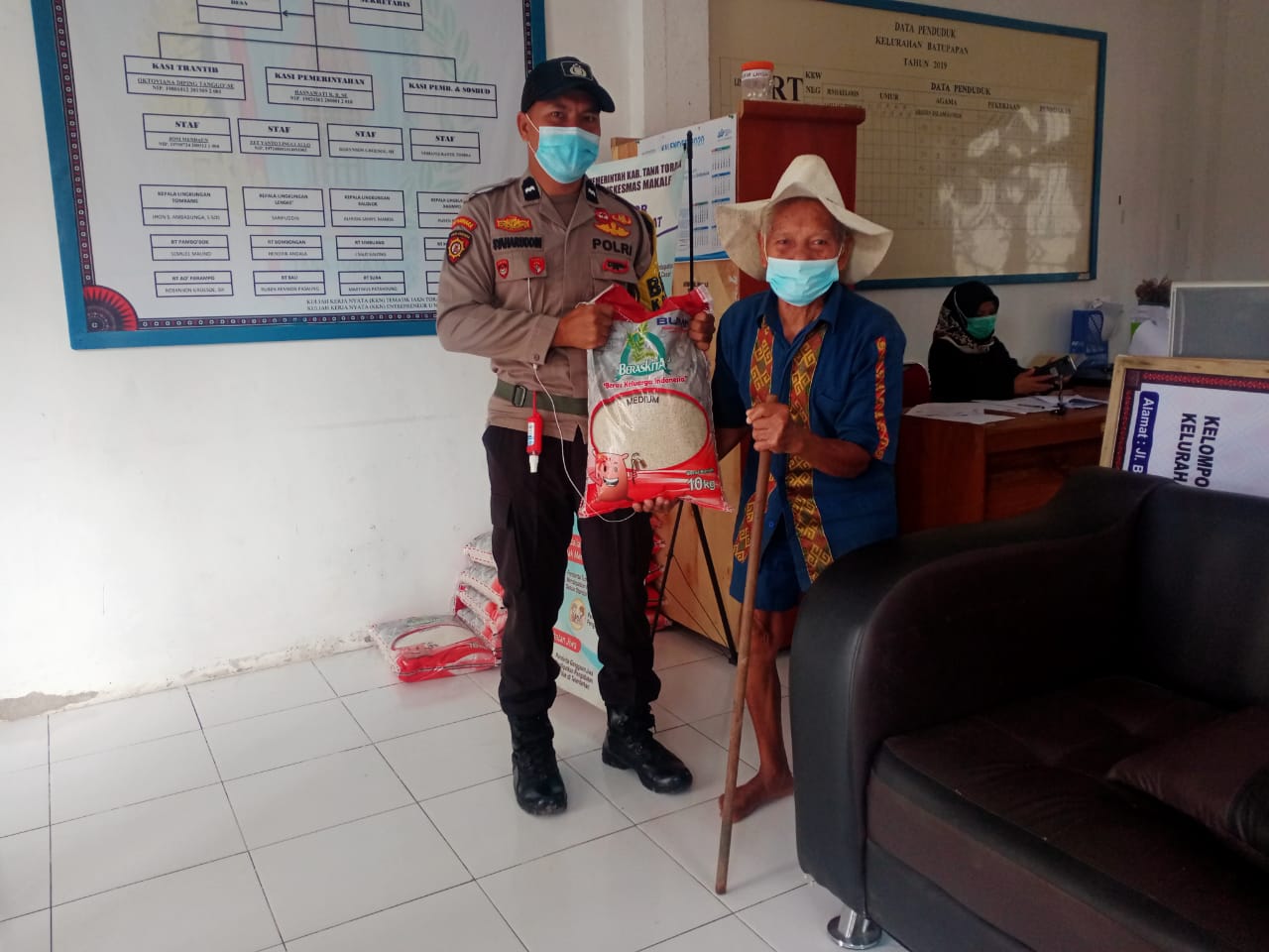 Bhabinkamtibmas Polsek Makale Sambang Warga Isoman