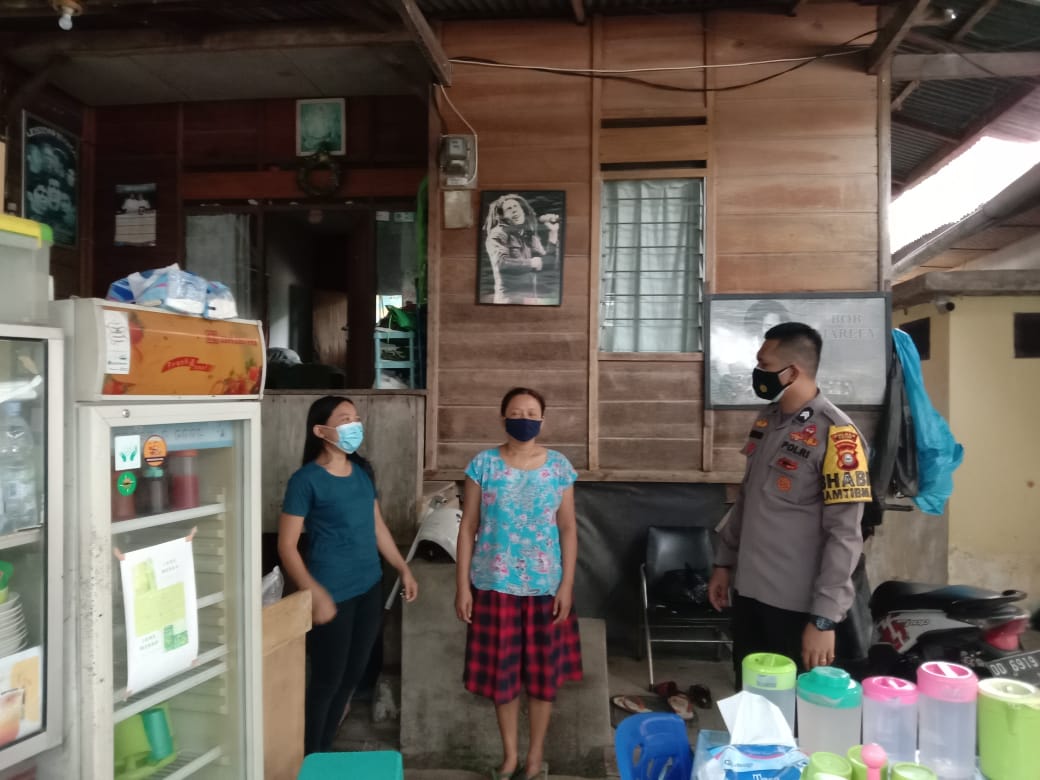 Bhabinkamtibmas Polsek Makale Sambang Warga Isoman
