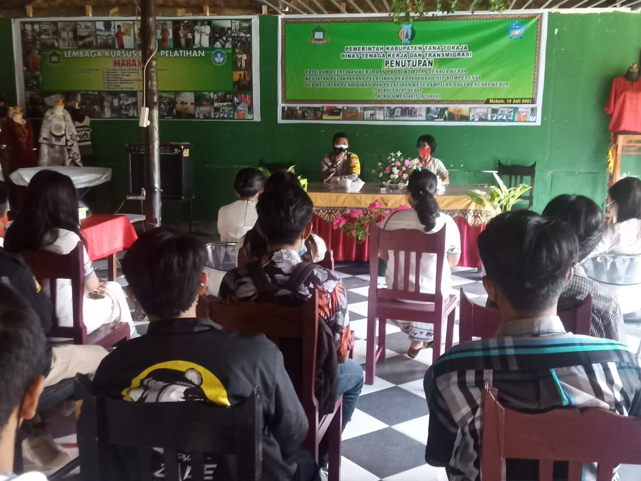 Bhabinkambtimas Sambang Dan Himbauan Patuh Prokes Di Balai Pelatihan Menjahit