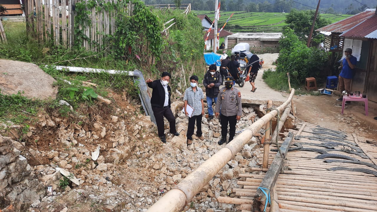 Bhabimkamtibmas Polsek Makale Door to door di Wilayah Binaan