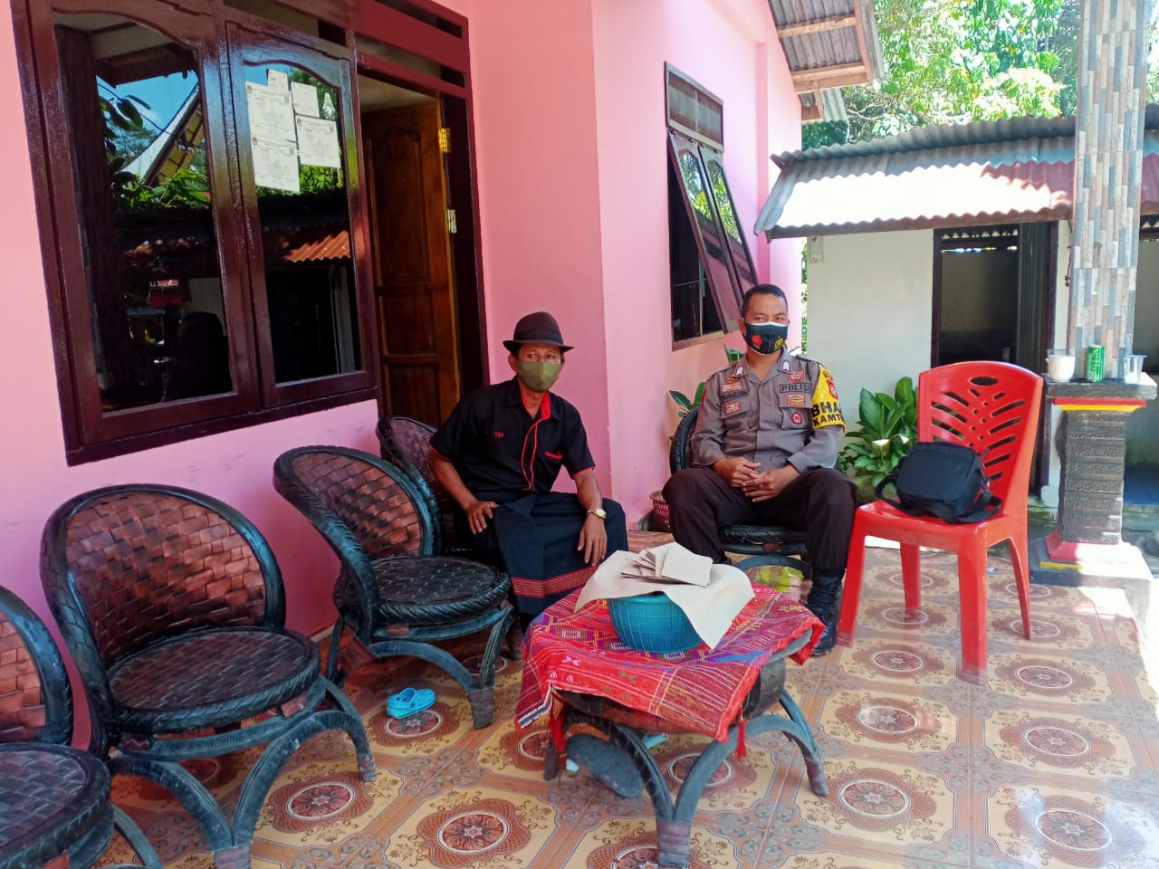 Bhabimkamtibmas Polsek Makale Door to door di Wilayah Binaan