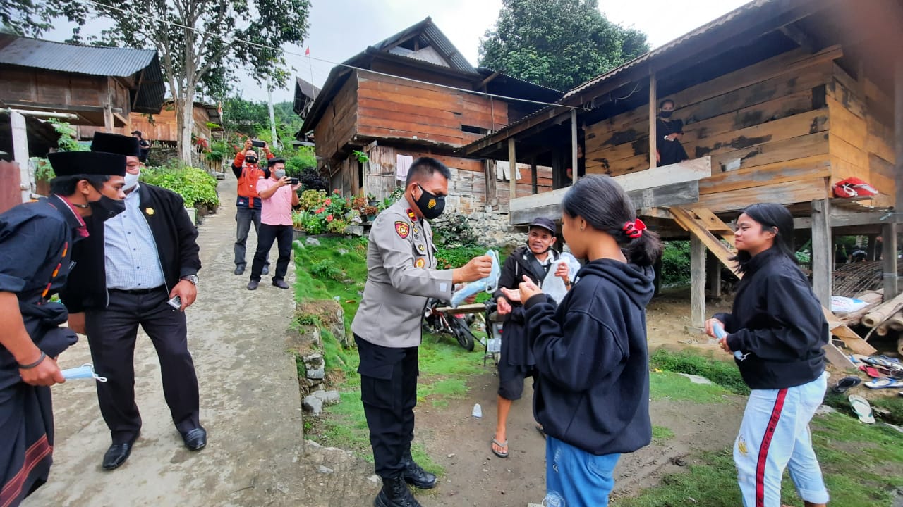 Bhabimkamtibmas Polsek Makale Door to door di Wilayah Binaan