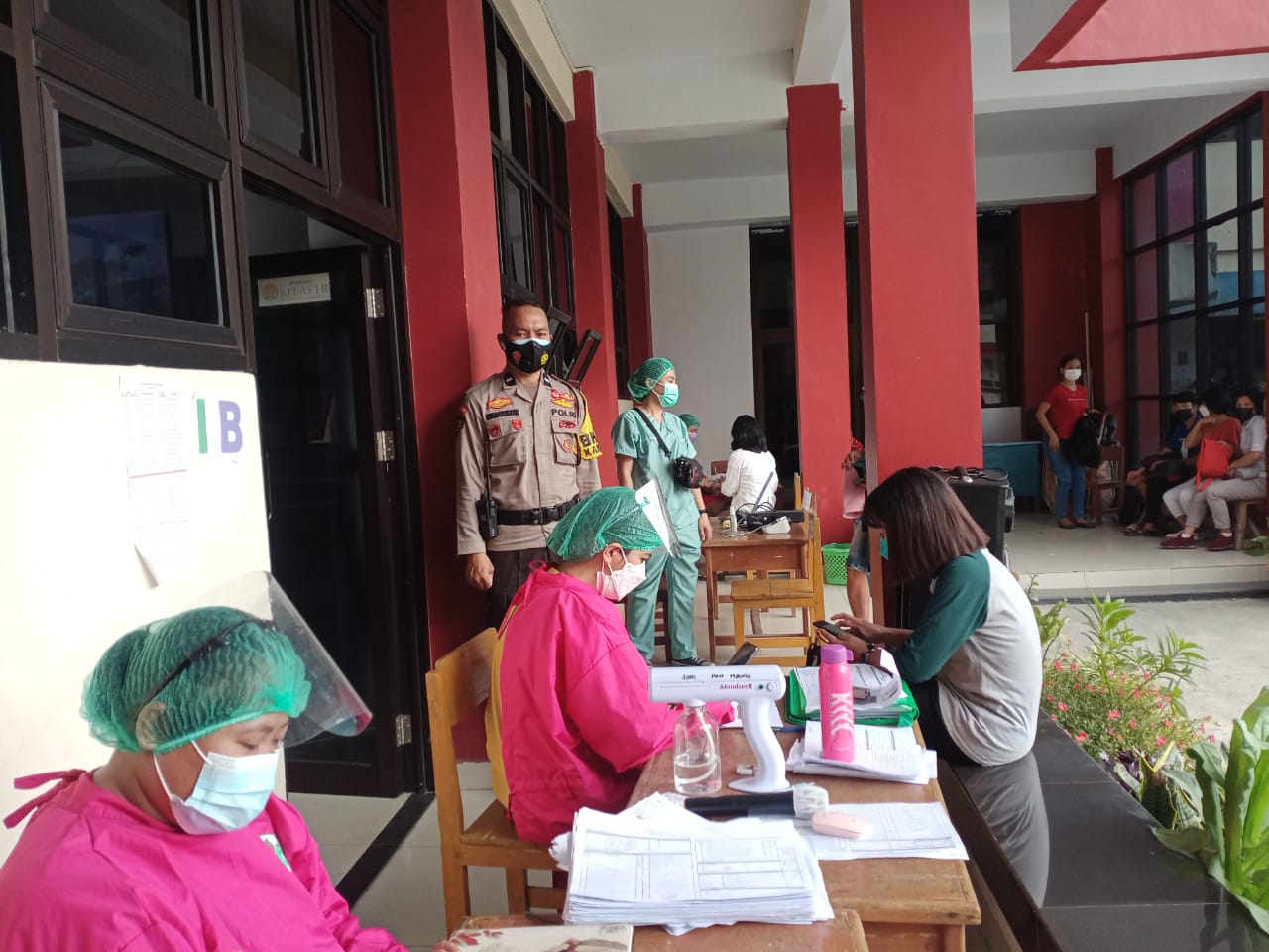 Bhabimkamtibmas Polsek Makale Door to door di Wilayah Binaan