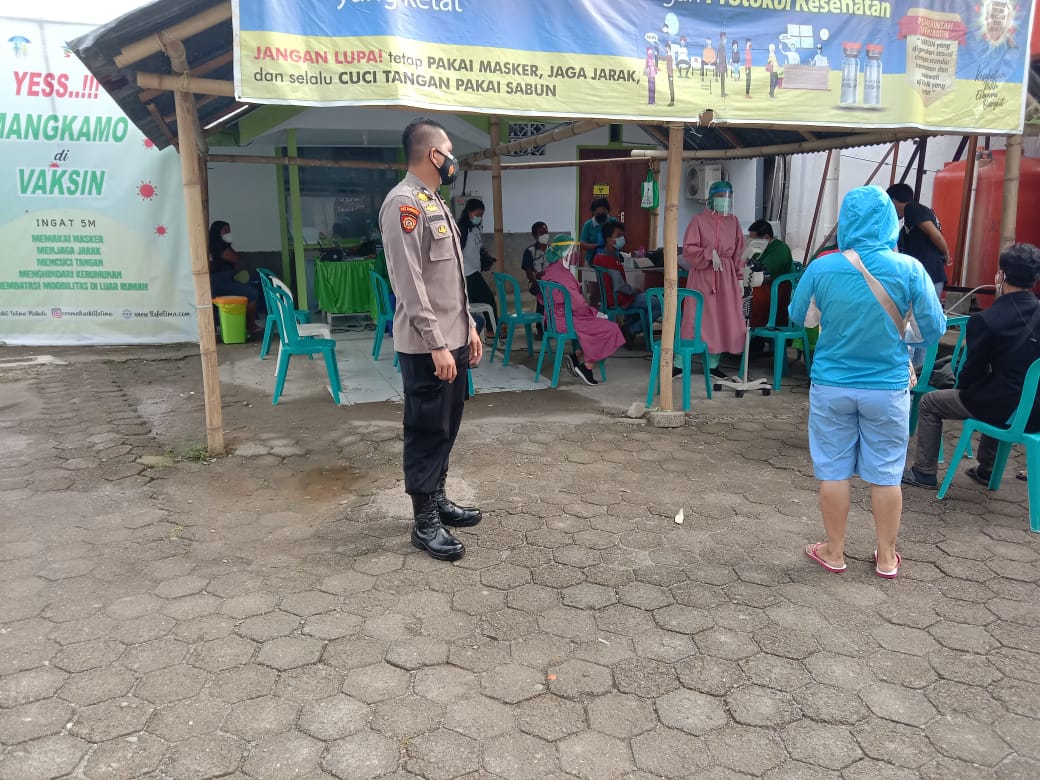 Bhabimkamtibmas Polsek Makale Door to door di Wilayah Binaan