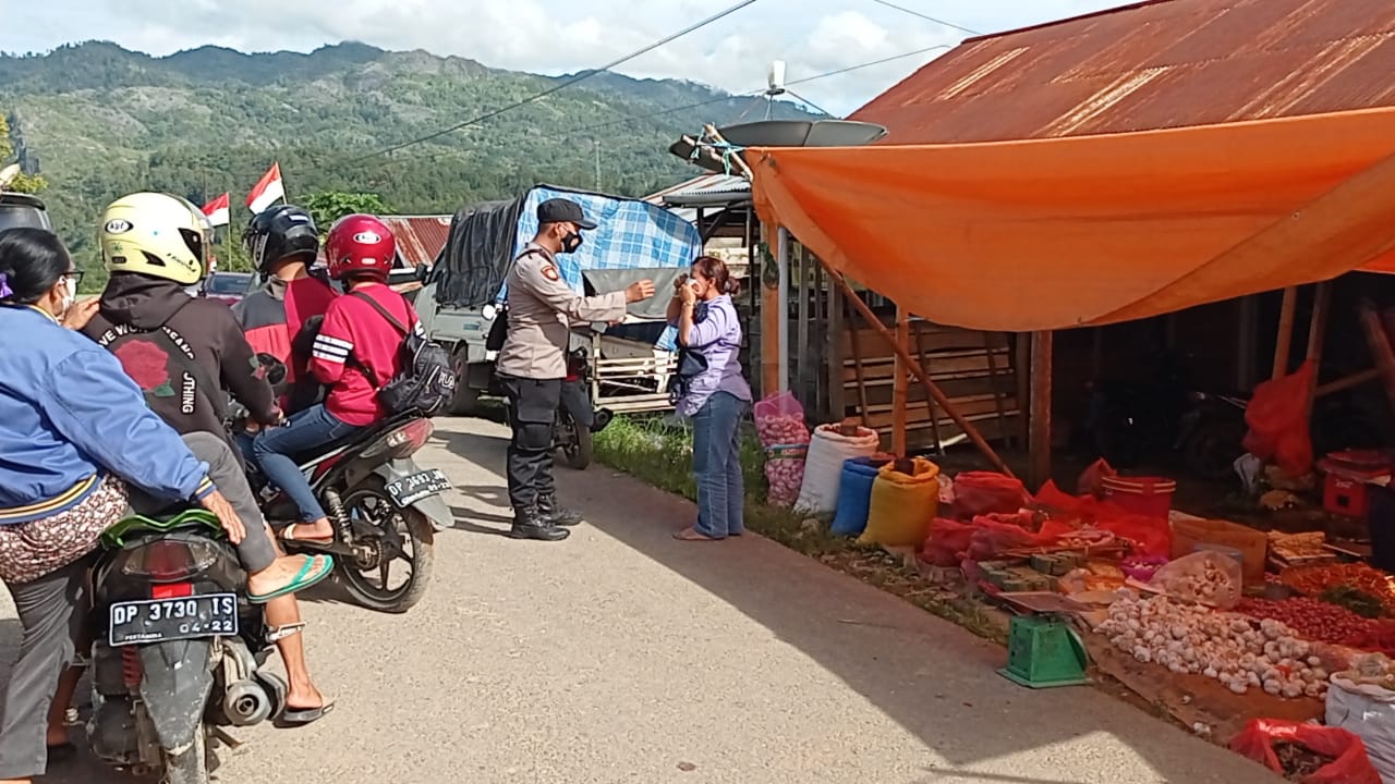 Bhabimkamtibmas Polsek Makale Door to door di Wilayah Binaan