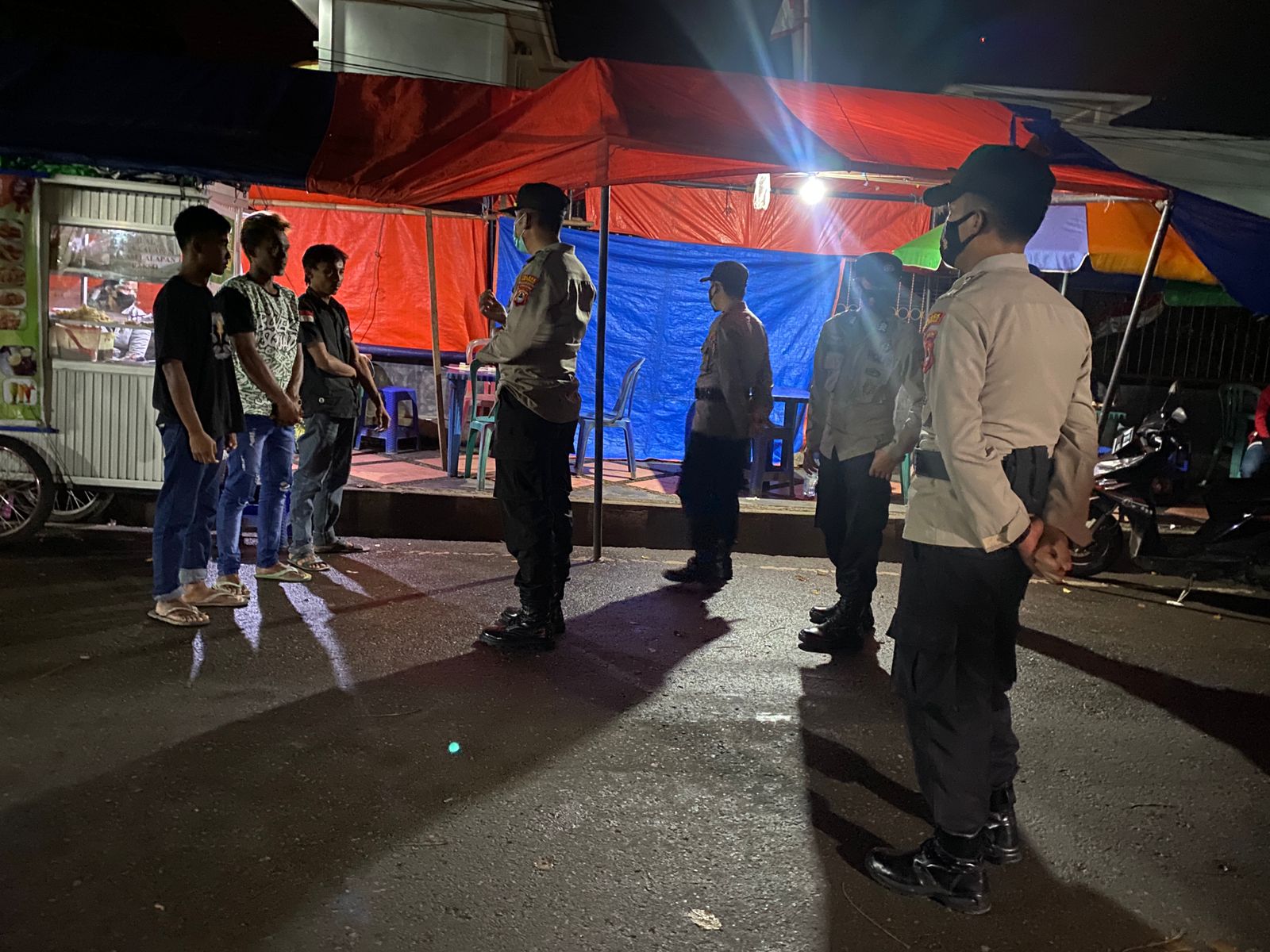 Bhabinkamtibmas Melakukan penggalangan dan himbauan protokol kesehatan