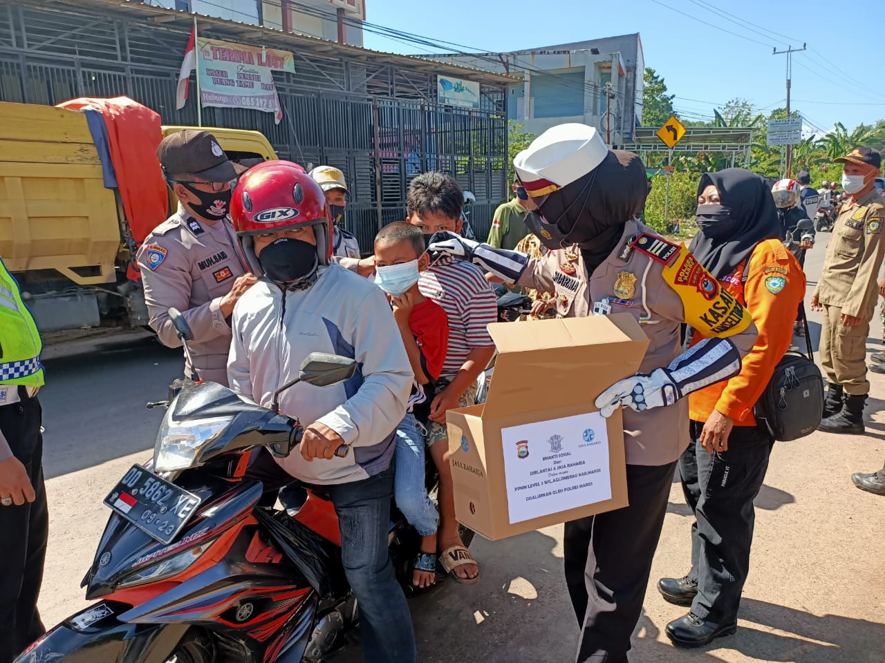 Polres Maros Bagikan 50 Paket Sembako di Posko Penyekatan Maros-Makassar