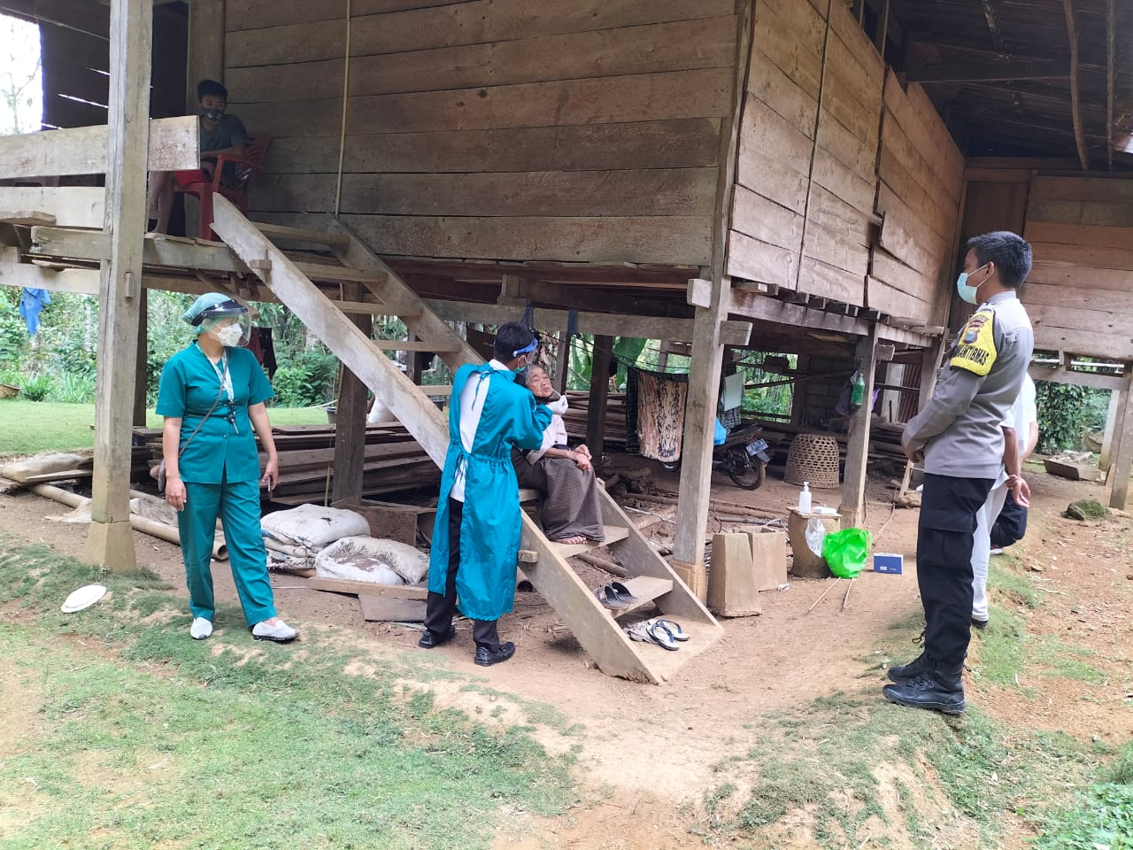 Bhabinkamtibmas Bersama Bhabinsa Sambangi Pustu Lembang Lea