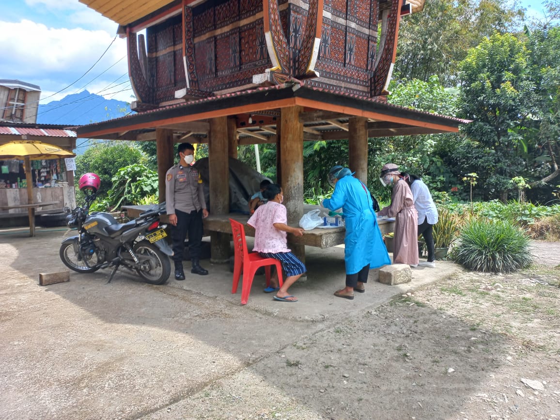 Bhabinkamtibmas Polsek Mengkendek sambang ke rumah warga binaan